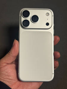 Teléfono Inteligente 17 Pro Silver 5G, Versión Estadounidense Desbloqueada, Pantalla OLED de 120 Hz y 6.9 Pulgadas, Resolución 4K, Cámara de 13 MP, Batería de Larga Duración, Soporte en Holandés, Android - Product Image 1