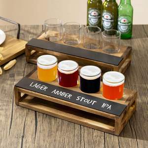 Plateau de service en bois massif brun foncé rustique brûlé, porte-verres à bière avec 4 verres - Product Image 5