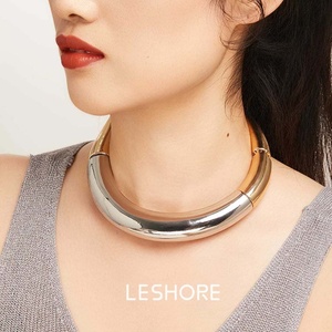 Collana girocollo bicolore minimalista moderna per le donne-Design collare in acciaio al titanio, gioielli di moda di lusso leggero - Product Image 1