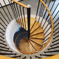 Code du bâtiment VIKO : rampes d'accès intérieures modernes, marches en bois, escaliers en colimaçon