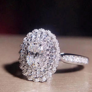 Anello di Lusso F1509 con Diamante Taglio Ovale, Gioiello da Fidanzamento per Donne, Design Scintillante con Halo - Product Image 2