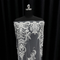Tissu en dentelle de tulle blanc brodé de perles et de sequins lourds GCW-ABVB120407 pour studio de haute couture