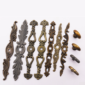 مقبض باب خزانة ملابس معلق بفتحة واحدة من سبائك الزنك على الطراز الأوروبي القديم، مصنوع من سبائك الألومنيوم حسب الرسومات المخصصة - Product Image 1