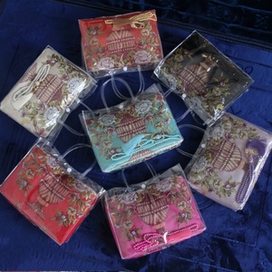 Alfombra lavable de diseño novedoso bordada con seda sintética, con bolso, alfombra de oración islámica portátil para el hogar - Product Image 1