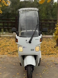 Tricycle à essence blanc original Hondad Gyro Canopy 50cc, refroidi par eau, anti-basculement, étanche, pour livraison de marchandises - Product Image 1
