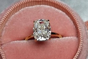 Bague de fiançailles en moissanite taille coussin, Bague de fiançailles avec halo caché, Solitaire taille coussin, Coussin en or massif, Bague de demande en mariage. - Product Image 4