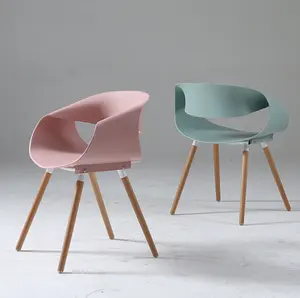 Sedia da pranzo in plastica con schienale creativo sedia da ristorante in plastica per esterni moderna e semplice con gambe in legno colorate