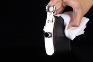 Ensemble cadeau personnalisé de flacon à liqueur en acier inoxydable de 8 oz avec enveloppe en cuir et entonnoir - Product Image 5