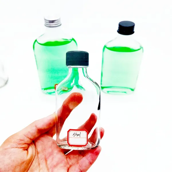 Botella de licor con tapa negra, frasco de vidrio de 200 ml (6,6 oz)