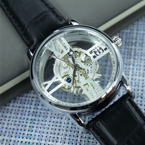 Montre de sport pour homme au style mécanique industriel et au design squeletté transparent - Product Image 5
