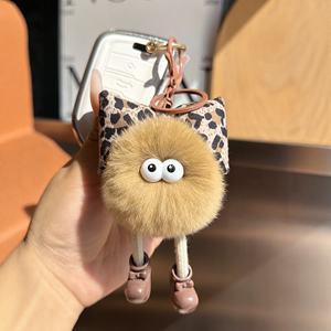 En gros Nouveau Pendentif de sac à dos en peluche doux à imprimé léopard, forme 3D avec nœud et pompon, accessoire de sac DIY, breloque de sac à main, mousqueton - Product Image 3