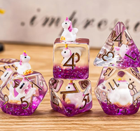 Jeu de dés polyédriques en résine dés violets transparents avec figurines d'ours rouge intégrées jeux de société