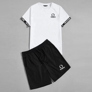 Conjunto de 2 piezas formado por Inspire Apparel para hombre, camisetas y pantalones cortos con diseño de rayas laterales y contraste de logotipo personalizado, venta al por mayor - Product Image 1