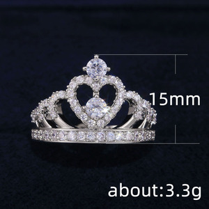 Anello nuziale classico a corona per donna, elegante gioiello scintillante da indossare sul dito - Product Image 5