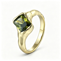 Bague ZG tendance à texture martelée, sertie de zircon cubique vert carré, en laiton plaqué or, bijou pour usage quotidien