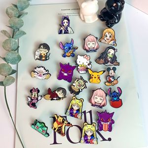 Оптовая продажа, металлическая брошь в виде аниме, симпатичная Детская Брошь с металлическим лацканом, мягкая эмалированная булавка для рождественских подарков - Product Image 1