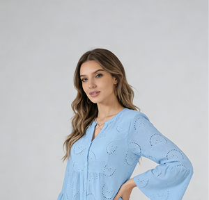 Robe décontractée mi-longue en maille bleu clair à col en V brodée, coupe ample, manches cloche et ourlet à volants pour femme grande taille - Product Image 3