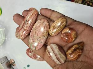 หินคริสตัลโรโดโครไซต์สีแดงธรรมชาติคุณภาพสูงหินอัญมณีหลวมจำนวนมากได้รับความร้อนจากการทำเครื่องประดับ - Product Image 2