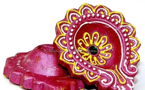 Juego de Diyas de Arcilla Hechos a Mano Kumkum para Diwali, Portavelas Decorativos Tradicionales en Colores Rojo, Verde y Naranja para Uso en Interiores - Product Image 4