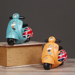 Tirelire en résine peinte à la main, design rétro scooter, drapeau britannique, décoration d'intérieur, cadeau - Product Image 1