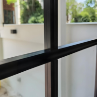 Fenêtres à battants modernes en aluminium à isolation thermique, à ouverture vers l'intérieur/vers l'extérieur, avec barres de vitrage et verre Low-E pour villas