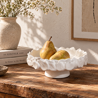 Plateau en céramique crème sur piédestal avec décor en relief sculptural, plateau de présentation décoratif pour la décoration moderne de la maison