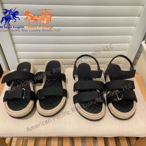 Sandales plates à double bride et bout ouvert pour femmes, chaussures décontractées d'été pour la plage et les activités de plein air - Product Image 2