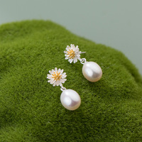 925 Sterling Silber Kleine Gänseblümchen-Form Natürliche Süßwasserperlen-Anhänger Hängende Ohrringe Damen Mode Schmuck Ohrhänger
