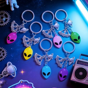 Portachiavi Smaltato a Forma di Alieno e UFO, Colorato, Stile Classico per Uomo e Donna, Ottimo Regalo, Set di Gioielli Fatti a Mano - Product Image 6