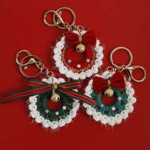 Llavero de corona navideña tejida a mano, adorno colgante festivo de lana ganchillo con lazo, decoración festiva para regalo. - Product Image 1