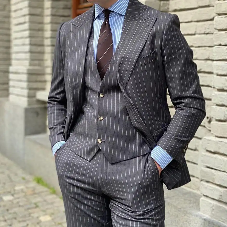 Dark Grey Stripe Design Men Suits Peaked Lapel Formal Business Man Blazer 3 Pieces Groom Tuxedo Classic Fit Male Outfit