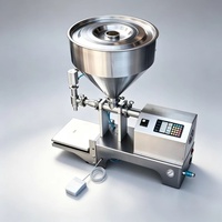 Machine de remplissage de bouteilles de sauce piquante à piston avec trémie chauffée pour l'emballage de sauce chili et de sauce barbecue