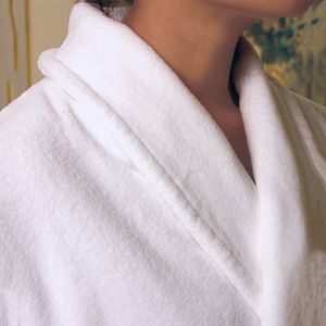 Peignoir romantique d'hôtel cinq étoiles 100% coton satiné épais col en V avec cordon de serrage blanc ODM longueur genou séchage rapide haute qualité - Product Image 3