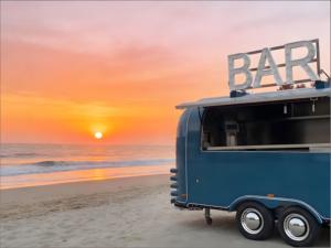 รถพ่วงขายอาหารเคลื่อนที่แบบออฟโรด พร้อมยางสำหรับงานหนัก โครงสร้างยกสูง พื้นอลูมิเนียม สำหรับงานชายหาดและงานบนภูเขา บริการขายขนม - Product Image 1