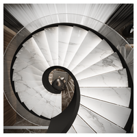 Escalier Courbé de Haute Qualité avec Cadre en Acier Carbone, Garde-Corps en Verre de Luxe, Escalier Intérieur Durable pour Appartement