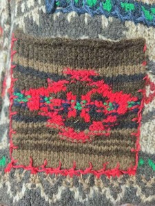 Cárdigan de punto de retazos bohemio informal hecho a mano con patrones tribales llamativos tonos terrosos antiarrugas - Product Image 5