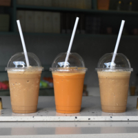 Vente chaude : Couvercles pour gobelets à thé au lait Boba, jetables, de qualité alimentaire, en matériau plat, pour emporter, scellés, pour gobelets à café