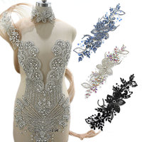 WHD-175 Nouveauté Vente en gros Applique florale 3D faite à la main en fil et strass colorés pour la décoration de robes de mariée