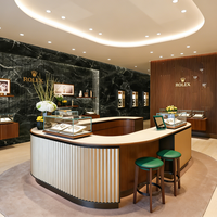 Armoire de présentation en verre luxueux avec cadre doré, éclairage LED, forme d'arc, dimensions personnalisables et résistante