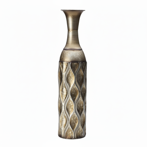 Vase à fleurs élégant en aluminium avec corps artisanal et finition argentée pour une décoration intemporelle dans les salles à manger ou les salons - Product Image 1