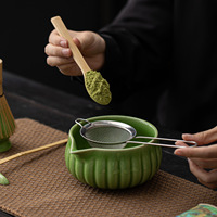 Ensemble de thé matcha en céramique moderne, glaçure effet craquelé Jade Shadow, Chawan à rebord, fouet en bambou à 100 brins, support, cuillère et tamis