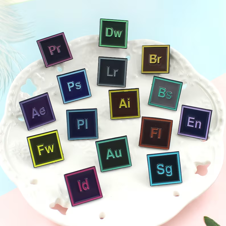 デザイナーPhotoshopBadge Ps Ai Ae Br Au Pr AdobeIllustratorラペルピンバックパック用カスタム合金エナメルピン