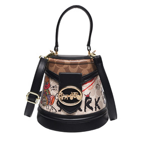 Tas Trendi Laris 2026 untuk Wanita, Tas Selempang Kulit PU Motif Beruang Kecil dengan Grafiti, Tas Bucket untuk Wanita - Product Image 1
