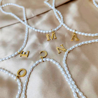 Collier pour femme EManco Chic, délicat, minimaliste, avec initiale, imitation perle, chaîne à maillons, acier inoxydable, couleur or, pour les fêtes