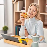 Plateau de petit-déjeuner en bambou robuste, pieds et poignées pliantes pour manger, travailler, utiliser un ordinateur portable dans le lit ou le canapé