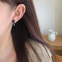 Venta al por mayor de nuevos y lindos pendientes de gato negro con orejas de pez, exquisitos y de alta gama, con agujas de plata para mujer, estilo caricatura.