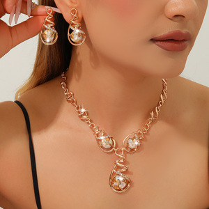 European and American Light Luxury Red Rhinestone <b>Necklace</b> Earrings Set Women's Fashion Exaggerated Collarbone Chain Party - Product Image 2