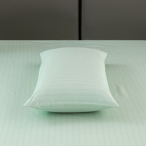 Taie d'oreiller de mise à la terre en fibre d'argent 5% et coton biologique 95% tricoté brodé, rectangulaire, pour usage hôtelier et hospitalier - Product Image 1