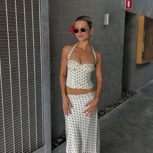 Abito Estivo Femminile Sexy di Alta Gamma con Maniche Lunghe a Campana, Scollo Profondo, Plissettato e Arricciato, Lavorato all'Uncinetto - Product Image 3