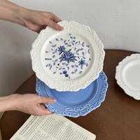 Ensemble de vaisselle en céramique française de style vintage, exceptionnellement beau, avec un motif floral à bord bleu, pour la table à manger à la maison